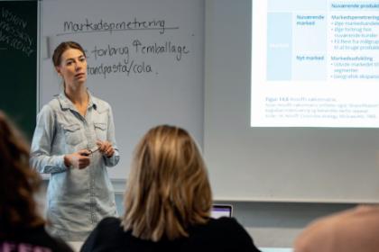 Serviceøkonomuddannelsen har fået tilføjet ‘oplevelser’ til sit navn og hedder nu service- og oplevelsesøkonom. Serviceøkonomuddannelsen har fået tilføjet ‘oplevelser’ til sit navn og hedder nu service- og oplevelsesøkonom.